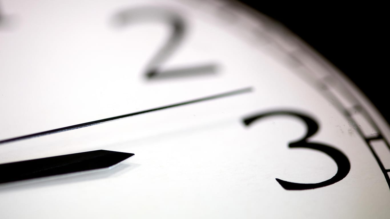 Der Zeiger einer Uhr steht auf drei Uhr (Symbolbild): Die Zeitumstellung ist für die Mehrheit der Deutschen eine überflüssige Regelung.