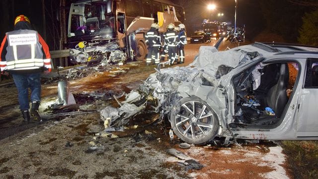 Fahrzeug nach der Kollision mit einem Reisebus: Auch die Beifahrerin des Mannes wurde schwer verletzt. Fahrzeug nach der Kollision mit einem Reisebus: Auch die Beifahrerin des Mannes wurde schwer verletzt.