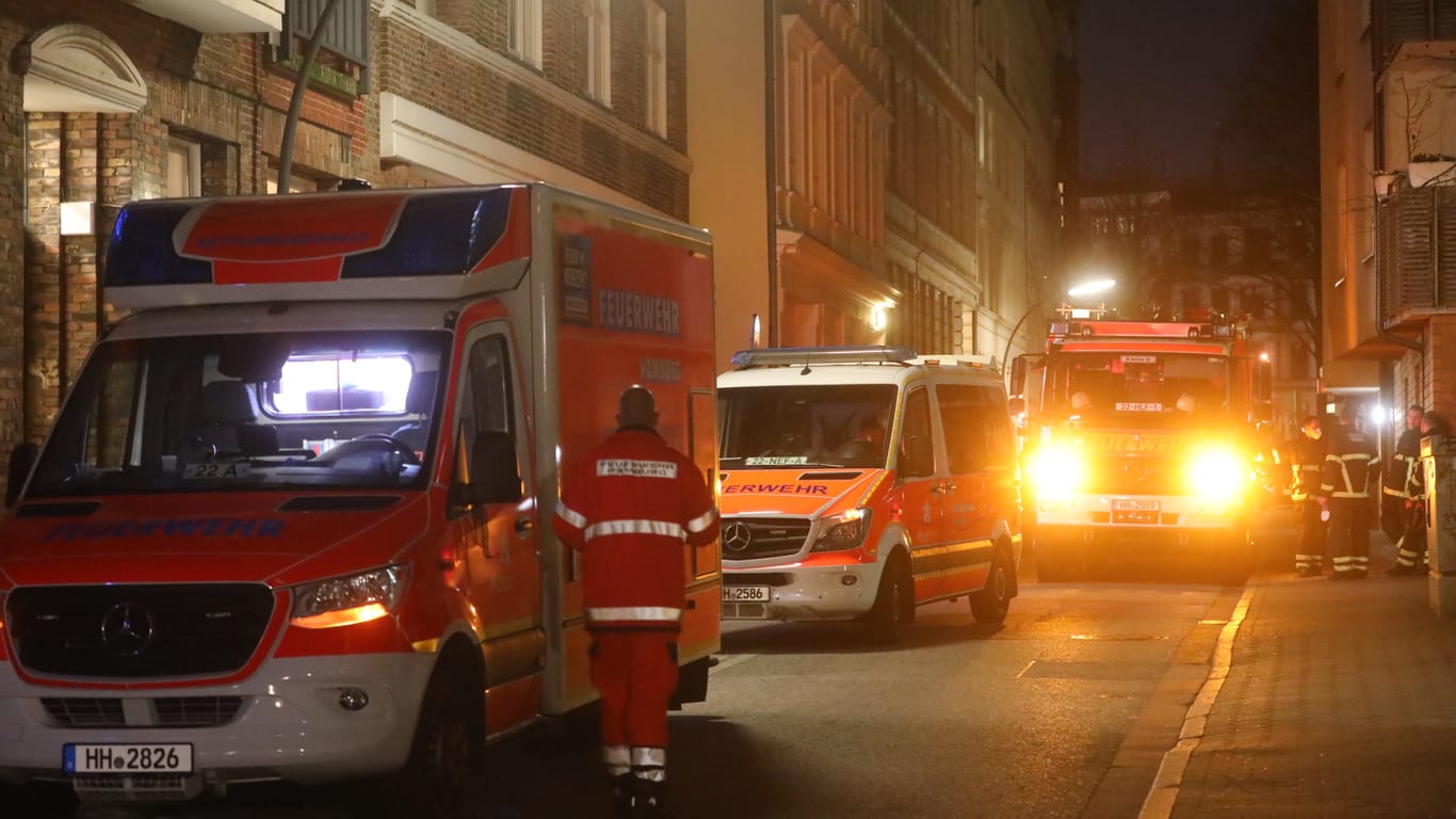 Feuerwehr in Hamburg: Ein Mann fiel aus dem vierten Stock.