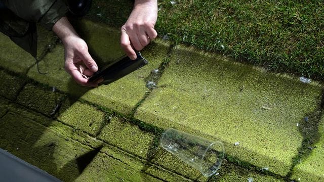 Schiedsrichterassistent Christian Gittelmann wurde in Bochum von einem Becher am Kopf getroffen. Schiedsrichterassistent Christian Gittelmann wurde in Bochum von einem Becher am Kopf getroffen.