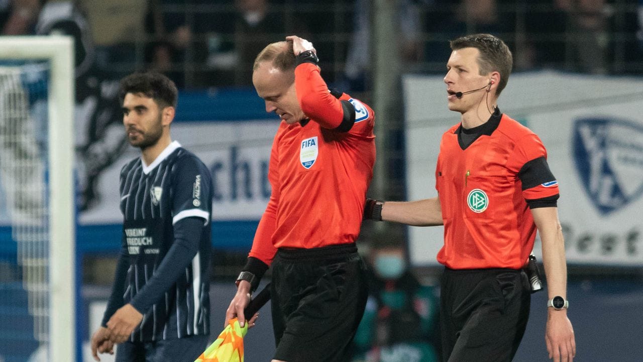 Schiedsrichterassistent Christian Gittelmann wurde von einem Getränkebecher am Kopf getroffen. Schiedsrichterassistent Christian Gittelmann wurde von einem Getränkebecher am Kopf getroffen.