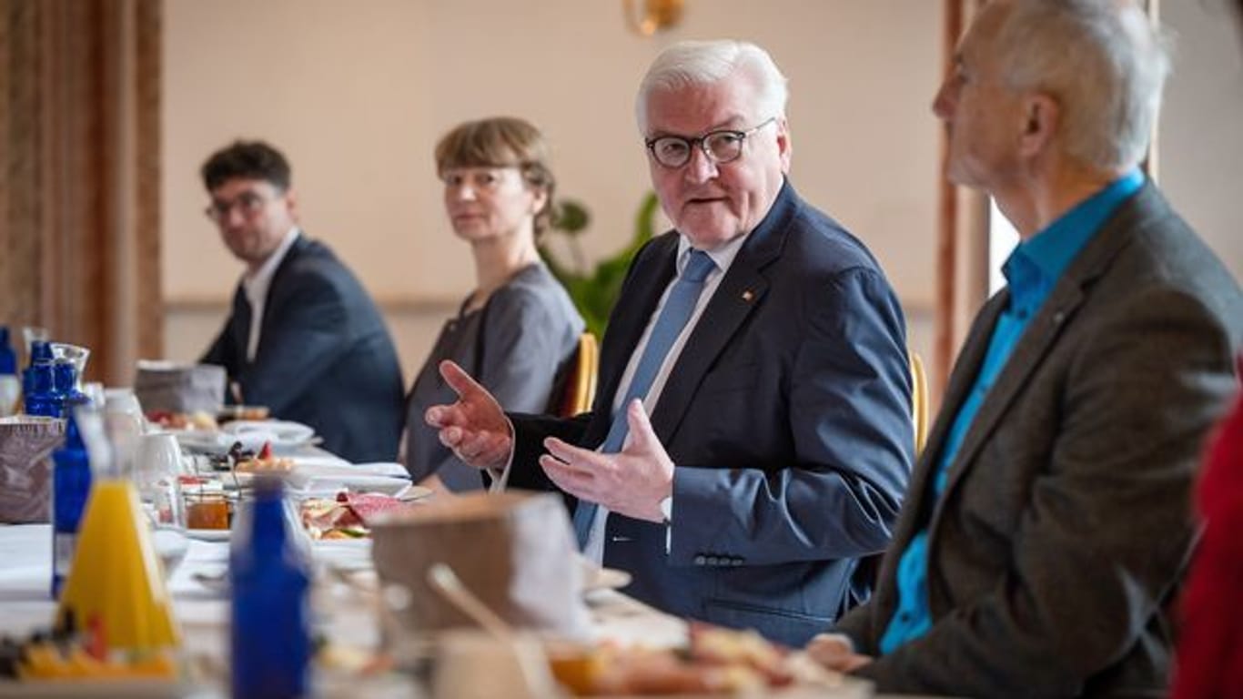 Bundespräsident Frank-Walter Steinmeier spricht in Altenburg mit engagierten Bürgerinnen und Bürgern.