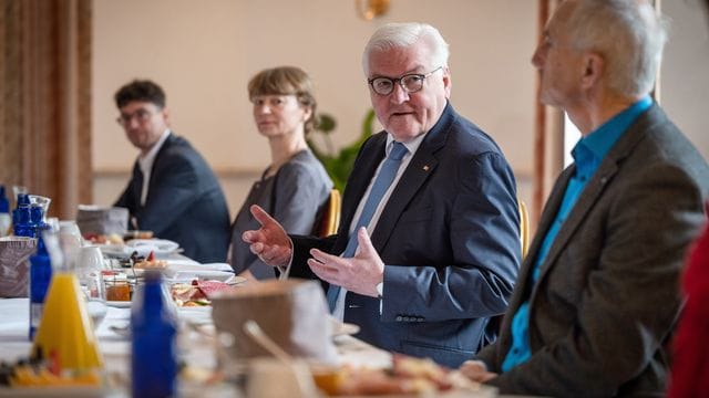 Bundespräsident Frank-Walter Steinmeier spricht in Altenburg mit engagierten Bürgerinnen und Bürgern. Bundespräsident Frank-Walter Steinmeier spricht in Altenburg mit engagierten Bürgerinnen und Bürgern.