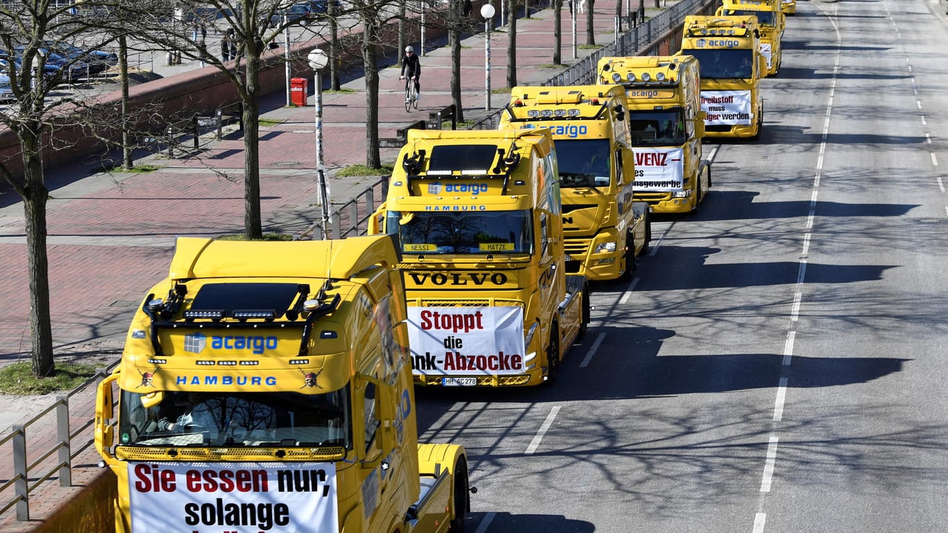 Demo in Hamburg: Zahlreiche Lkw-Fahrer haben gegen die Spritpreise demonstriert.