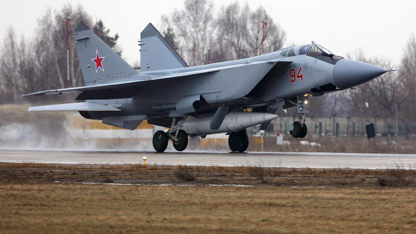 Ein russischer Kampfjet mit einer Hyperschallrakete: Putin bezeichnete die Waffe als "unbesiegbar".