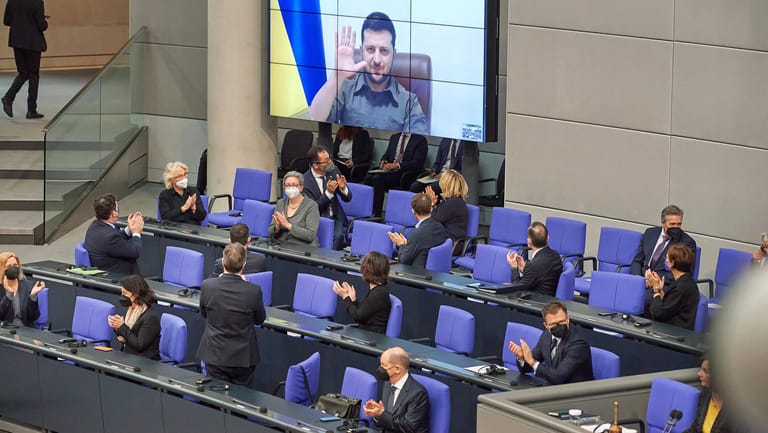 Hallo Deutschland, ihr müsst was tun: Video-Ansprache des ukrainischen Präsidenten Wolodymyr Selenskyj im Bundestag.