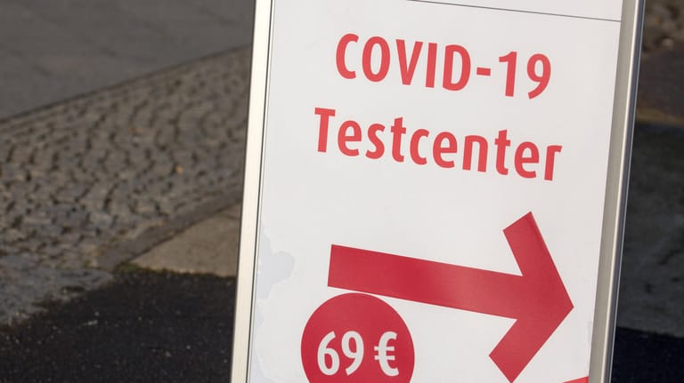Ein Schild mit Hinweis zum Covid-19 Testcenter in Berlin (Archivbild): Ein betrunkener Mann wollte sich von einem Mitarbeiter wegen dessen Hautfarbe nicht testen lassen.