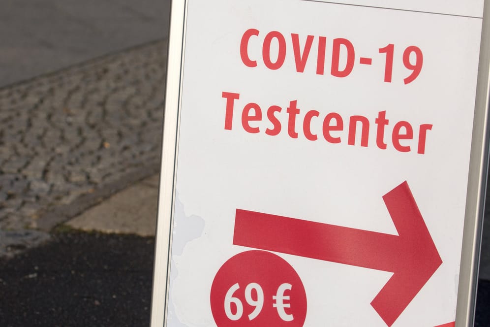 Ein Schild mit Hinweis zum Covid-19 Testcenter in Berlin (Archivbild): Ein betrunkener Mann wollte sich von einem Mitarbeiter wegen dessen Hautfarbe nicht testen lassen.