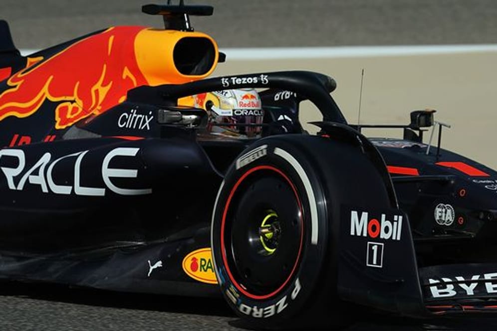 Formel-1-Weltmeister Max Verstappen rast im Red Bull über die Strecke in Bahrain.
