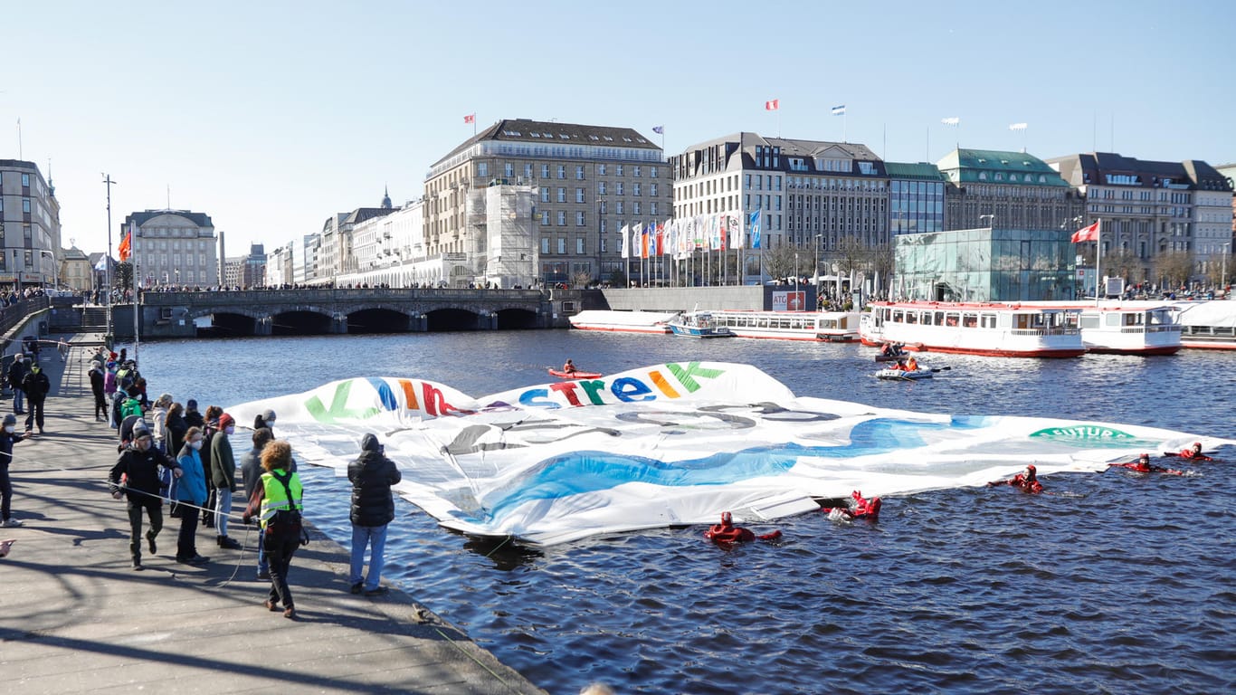 Aktion in Hamburg: Ein großes Banner schwimmt auf der Binnenalster.