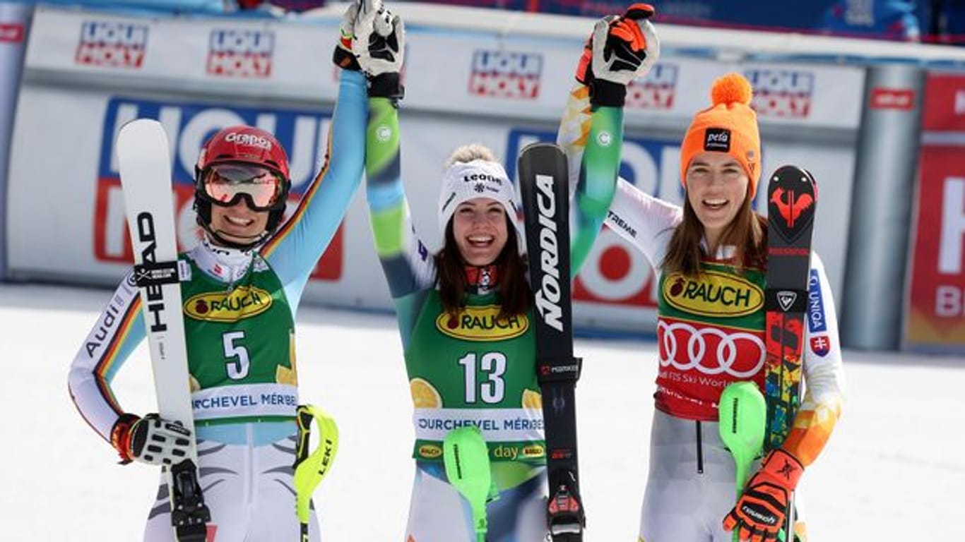 Andreja Slokar (M) siegte beim Slalom in Meribel vor Lena Dürr (l) und Petra Vlhova.