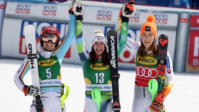 Andreja Slokar (M) siegte beim Slalom in Meribel vor Lena Dürr (l) und Petra Vlhova. Andreja Slokar (M) siegte beim Slalom in Meribel vor Lena Dürr (l) und Petra Vlhova.