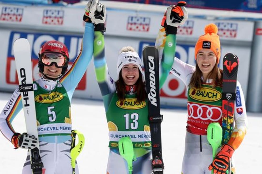 Andreja Slokar (M) siegte beim Slalom in Meribel vor Lena Dürr (l) und Petra Vlhova.
