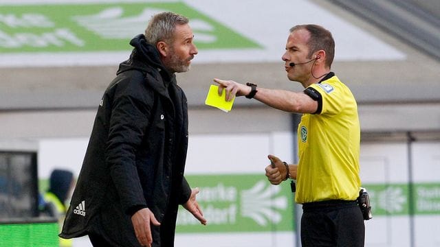 HSV-Trainer Tim Walter diskutiert mit Schiedsrichter Marco Fritz.