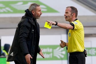 HSV-Trainer Tim Walter diskutiert mit Schiedsrichter Marco Fritz.