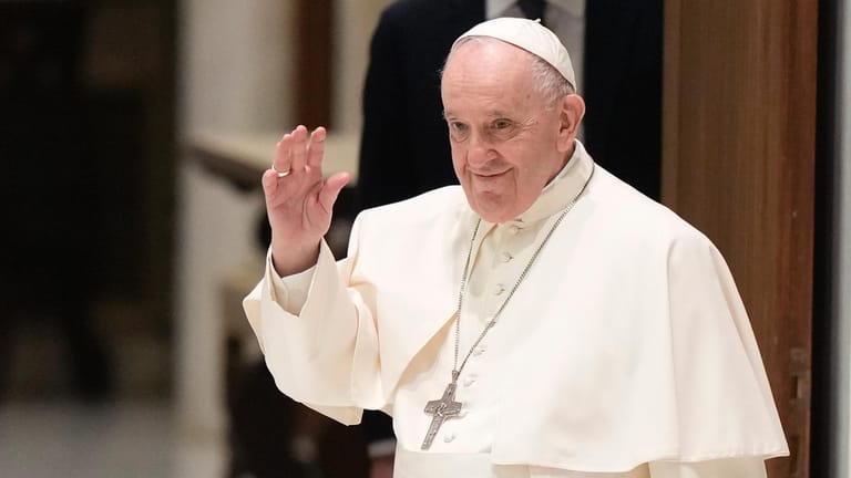 Papst Franziskus winkt: Eine Pressekonferenz mit dem Papst ist für Montag angesetzt.