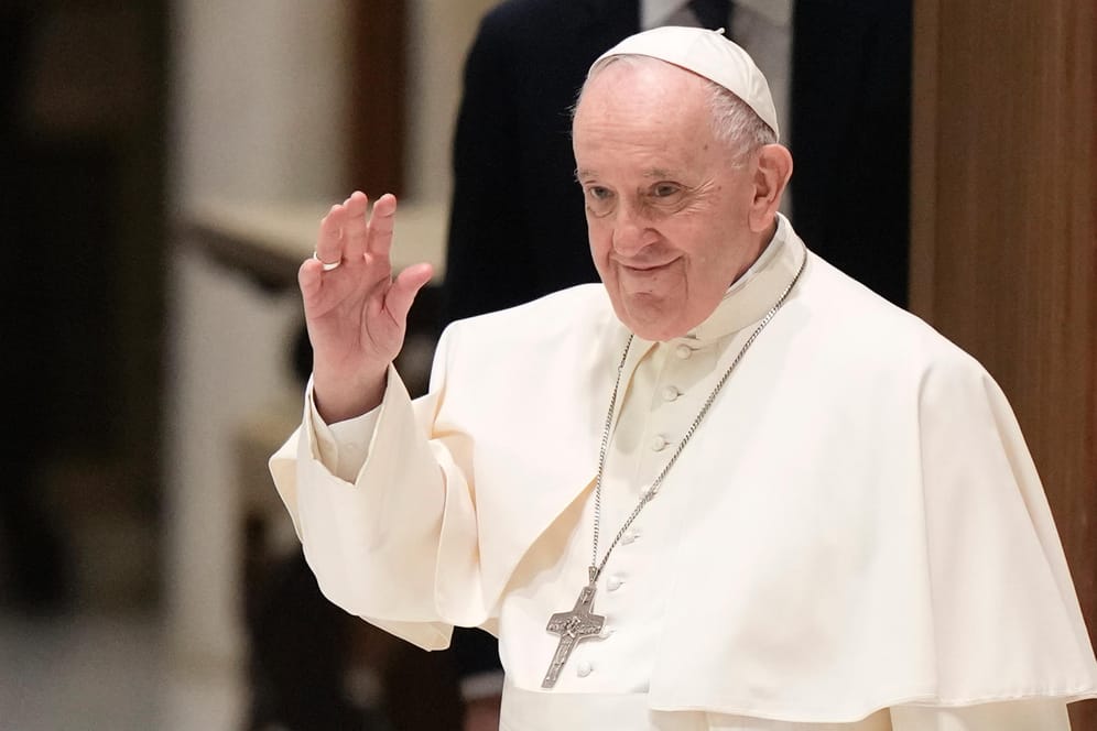 Papst Franziskus winkt: Eine Pressekonferenz mit dem Papst ist für Montag angesetzt.