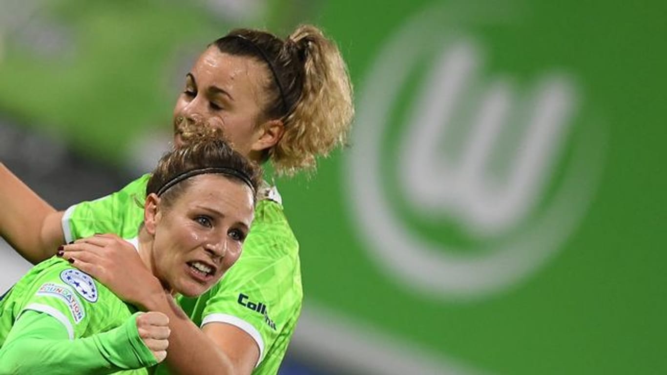 Lena Lattwein (r) steuerte zwei Treffer zum Wolfsburger Sieg gegen Hoffenheim bei.