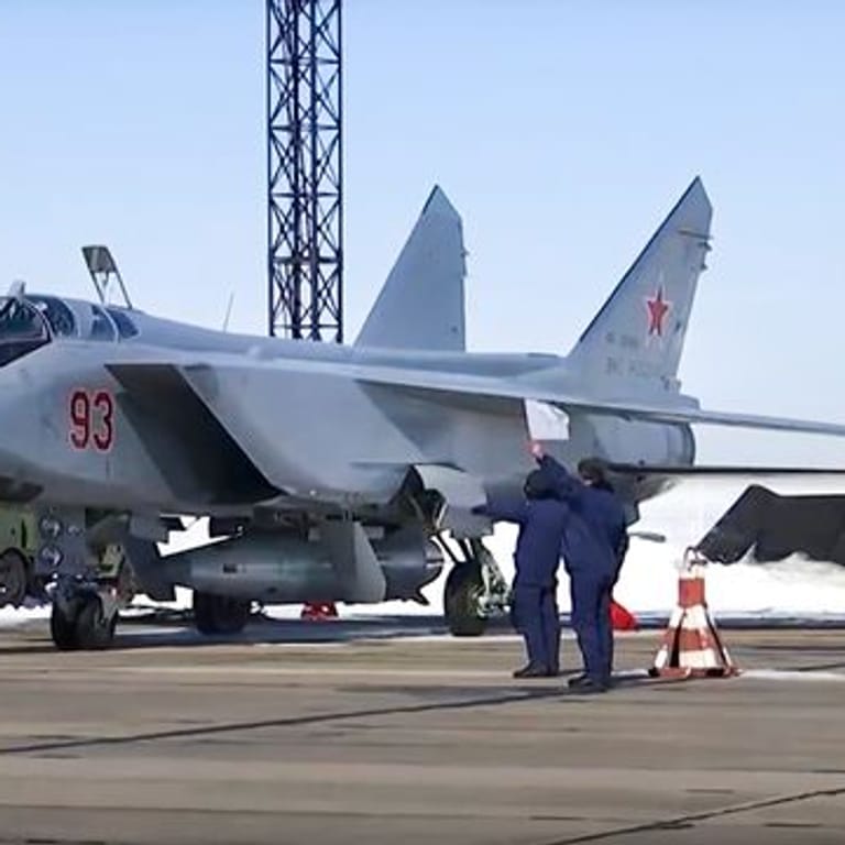 Ein russischer Kampfjet vom Typ MiG-31 bestückt mit der "Kinschal".