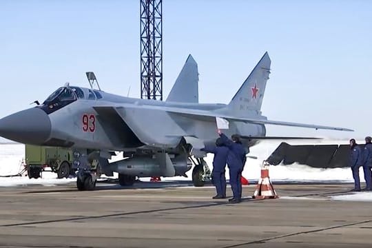 Ein russischer Kampfjet vom Typ MiG-31 bestückt mit der "Kinschal".