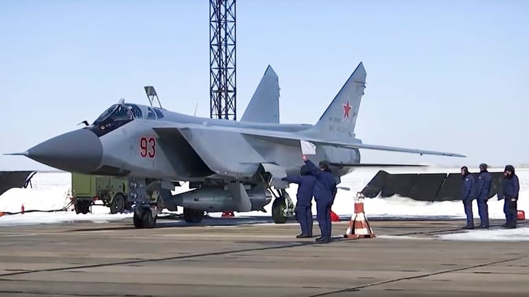 Ein russischer Kampfjet vom Typ MiG-31 bestückt mit der "Kinschal".