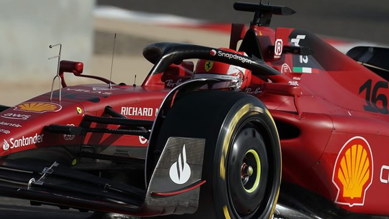 Ferrari-Pilot Charles Leclerc startet in Bahrain von der Pole Position.