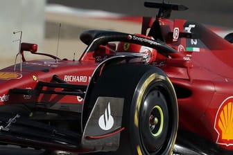 Ferrari-Pilot Charles Leclerc startet in Bahrain von der Pole Position.