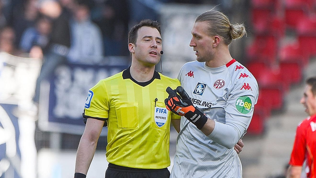 Felix Zwayer (li.): Der Unparteiische musste Mainz-Keeper Robin Zentner das Geschehene noch einmal in Ruhe erklären. Felix Zwayer (li.): Der Unparteiische musste Mainz-Keeper Robin Zentner das Geschehene noch einmal in Ruhe erklären.