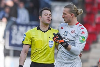 Felix Zwayer (li.): Der Unparteiische musste Mainz-Keeper Robin Zentner das Geschehene noch einmal in Ruhe erklären.