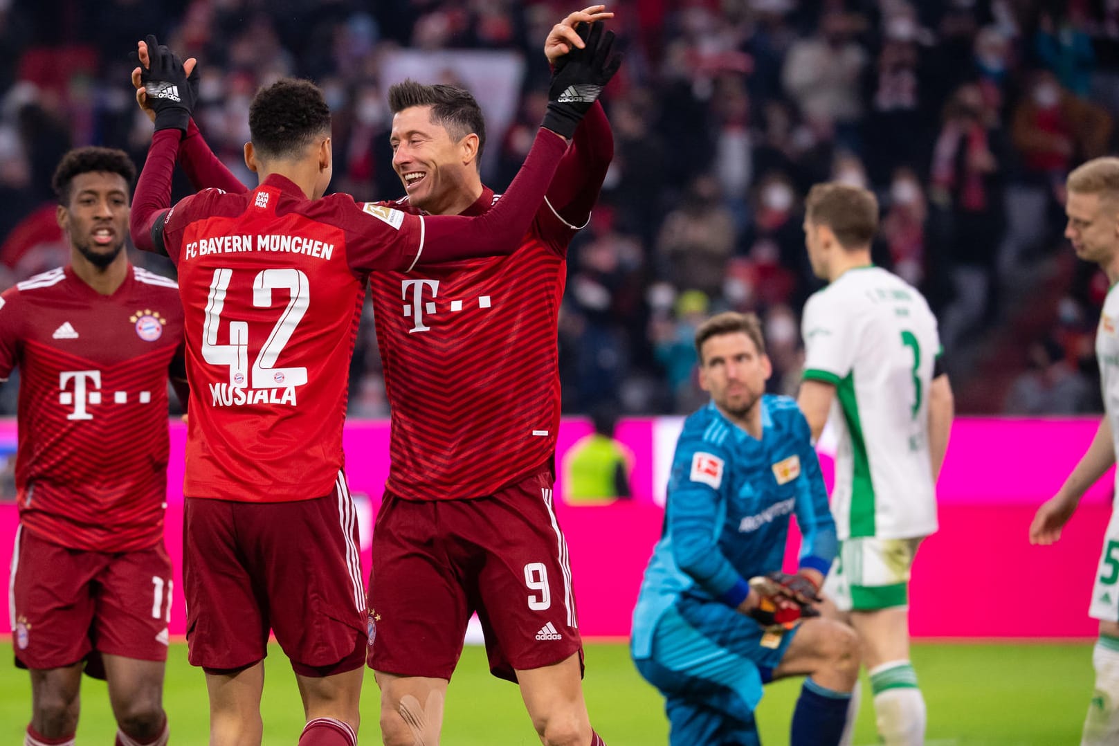 Entfesselt: Bayerns Coman, Musiala und Lewandowski (v. l.) in Feierlaune gegen Union Berlin.