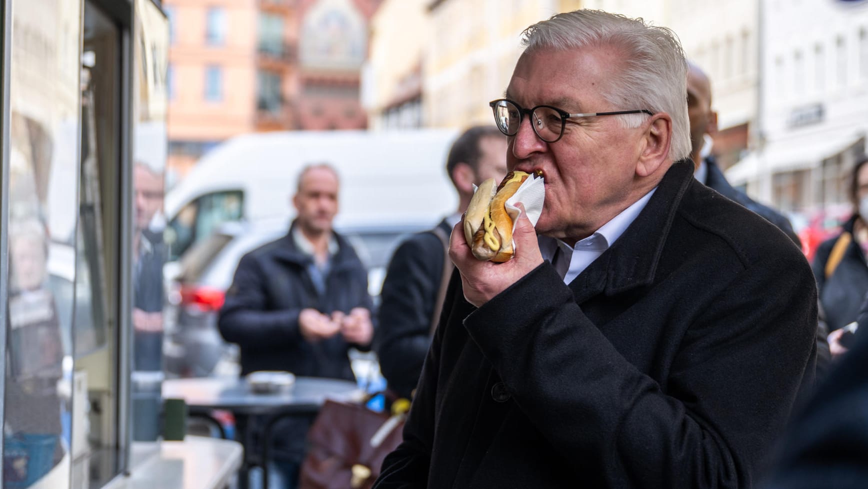 Bundespräsident Steinmeier in Altenburg: Ein Bild mit Bratwurst muss sein.