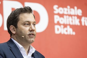Lars Klingbeil bei einer Pressekonferenz: Der SPD-Vorsitzende der Sozialdemokraten hat mit seinem Freund Schröder und vorherigen Regierungen abgerechnet.