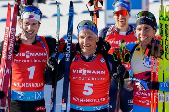 Erik Lesser (M) gehört nach seinem Sieg in der Verfolgung auch im Massenstart in Oslo zu den Favoriten.