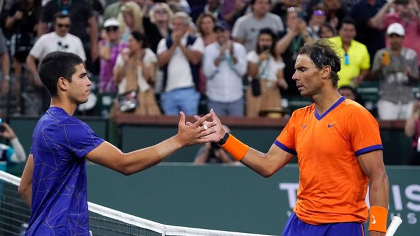 Spaniens Superstar Rafael Nadal (r) besiegte im Halbfinale von Indian Wells seinen Landsmann Carlos Alcaraz.