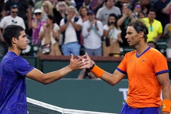 Spaniens Superstar Rafael Nadal (r) besiegte im Halbfinale von Indian Wells seinen Landsmann Carlos Alcaraz.
