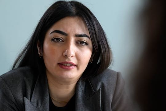Reem Alabali-Radovan (SPD), Staatsministerin und Beauftragte der Bundesregierung für Migration, Flüchtlinge und Integration, beim dpa-Interview im Bundeskanzleramt.