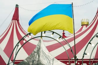 In Solidarität mit der Ukraine weht am "Moskauer Circus" in Neuwied die Flagge des Landes.