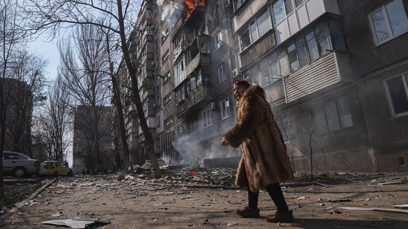 Brennendes Wohnhaus in Mariupol: Die Stadt ist schwer umkämpft.