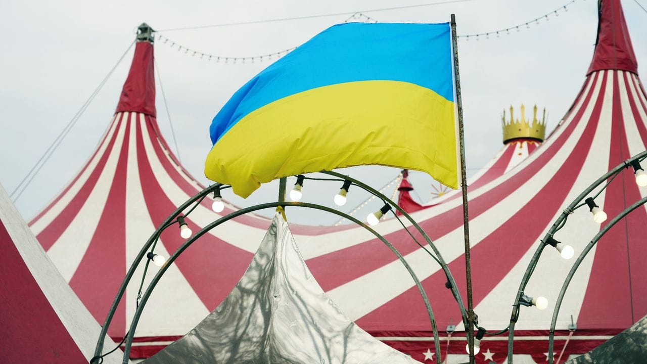 In Solidarität mit der Ukraine weht am "Moskauer Circus" in Neuwied die Flagge des Landes. In Solidarität mit der Ukraine weht am "Moskauer Circus" in Neuwied die Flagge des Landes.