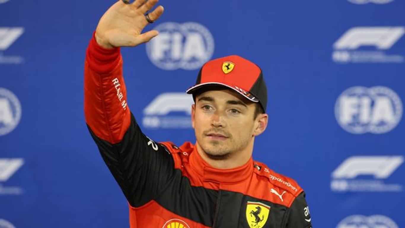 Ferrari-Pilot Charles Leclerc aus Monaco feiert seine Pole Position in Bahrain.