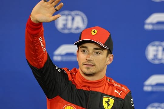 Ferrari-Pilot Charles Leclerc aus Monaco feiert seine Pole Position in Bahrain.