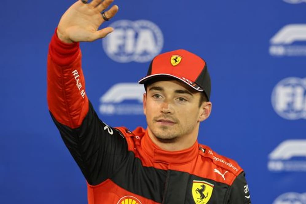 Ferrari-Pilot Charles Leclerc aus Monaco feiert seine Pole Position in Bahrain.