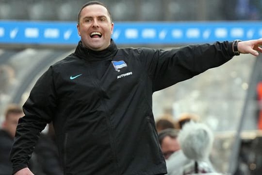 Herthas Co-Trainer Mark Fotheringham ist an der Seitenlinie voll in seinem Element.