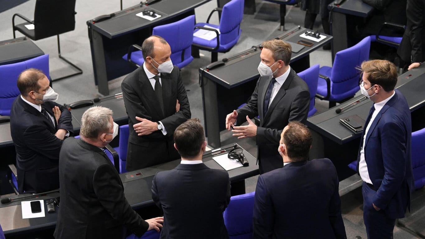 Friedrich Merz (CDU) und Christian Lindner (FDP) debattieren im Bundestag: Beide Parteien haben Vorschläge zur Entlastung vorgelegt.