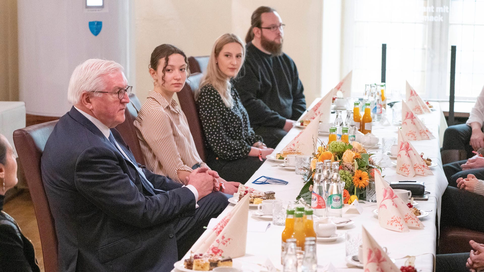 "Kaffeerunde kontrovers": Im Ratskeller trifft Steinmeier zehn Altenburger.