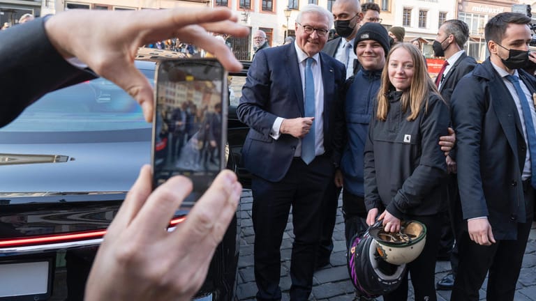 Selfie-Schlange in Altenburg: Die Menschen freuen sich zumindest, dass der Präsident vorbeischaut.