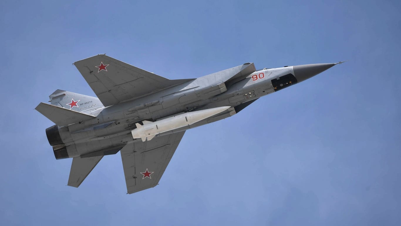 Eine Kinschal-Rakete an einem MiG31K-Jet (Archivbild): Russland will die Produktion erheblich steigern.