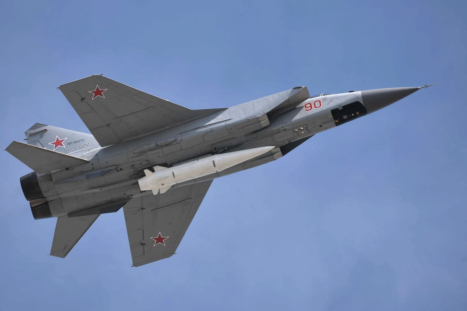 Eine Kinschal-Rakete an einem MiG31K-Jet (Archivbild): Russland will die Produktion erheblich steigern.