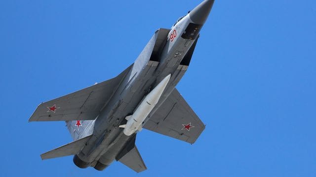 Ein Mikoyan MiG-31 Abfangjäger der russischen Luftwaffe mit einer ballistischen Luft-Boden-Rakete "Kinschal".