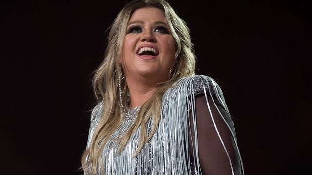 Kelly Clarkson moderiert zusammen mit Snoop Dogg den American Song Contest.